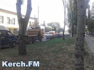 В Керчи кладут асфальт на Вокзальном шоссе, образовываются пробки