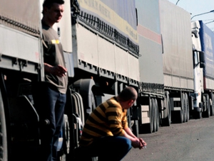 На границе Крыма с Украиной скопилось более 800 грузовых автомобилей