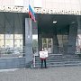 Барнаульские коммунисты за всенародные выборы мэра! Активистка КПРФ сделала пикет возле Алтайского краевого парламента
