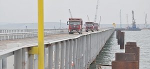 По временному мосту Тамань-Тузла прошли первые грузовики