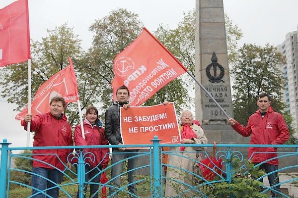 В Самаре прошёл пикет, посвященный 22-й годовщине расстрела Советской власти