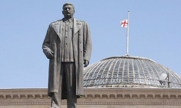 В Грузии жители Гори вышли на акцию протеста из-за отказа Городского Совета восстановить памятник Сталину