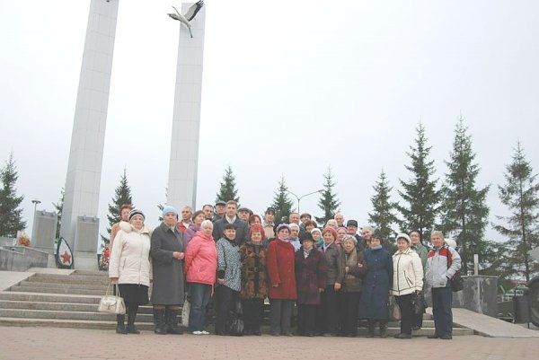 Свердловские коммунисты в День пожилого человека провели для ветеранов экскурсию в военный музей