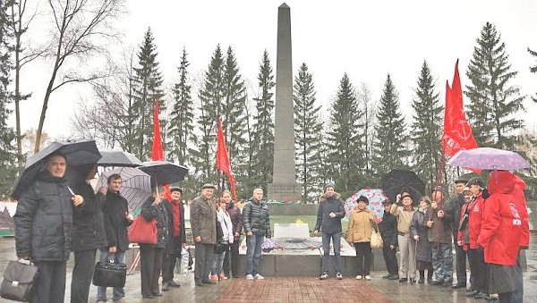 Они погибли за Советскую Родину! Свердловские коммунисты почтили память жертв "Черного октября"