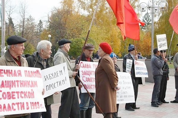 «Не забудем! Не простим!». Томские коммунисты вышли на пикет в память о защитниках Верховного Совета