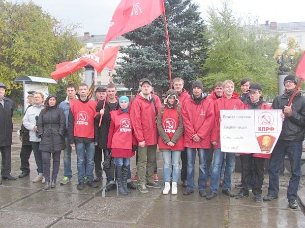 Память, не уходи… В Омске прошёл пикет, посвященный памяти жертв расстрела Верховного Совета РСФСР в октябре 1993 года