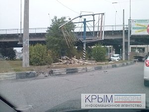В Столице Крыма водитель Hyundai в смертельном полете сбил билборд