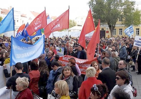 В Оренбурге Федерация организаций профсоюзов области сделала митинг