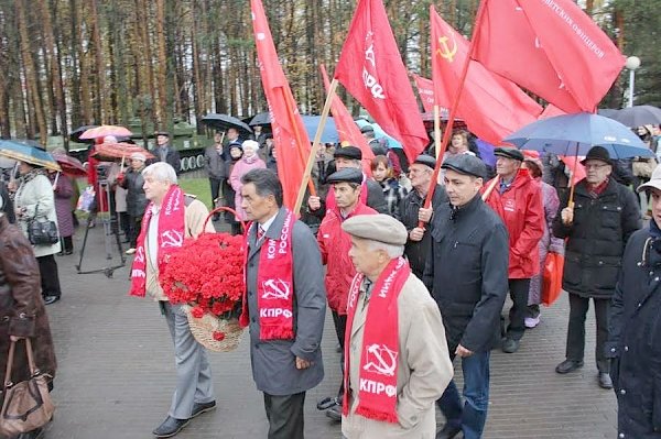 Республика Башкортостан. В уфимском парке Победы коммунисты города приняли участие в открытии памятника «Труженикам тыла»