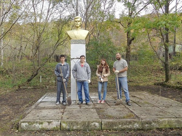 Приморские комсомольцы восстановили памятник Сергею Лазо на острове Русский