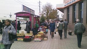 Стихийная торговля с площади перед Центральным рынком в Симферополе переместилась в соседний переулок Пионерский