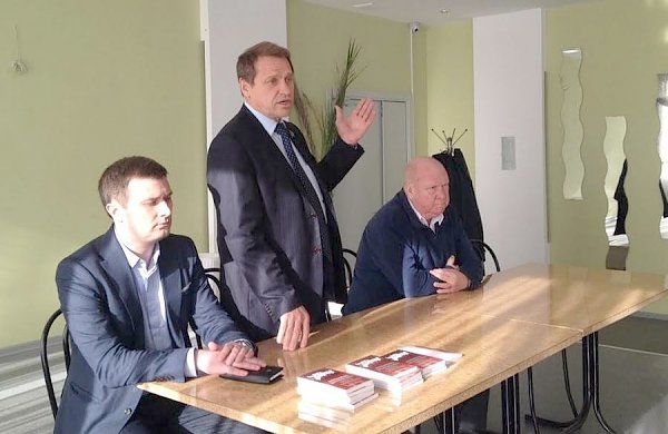 Депутат-коммунист А.П. Тарнаев проводит рабочую встречу с активистами Володарского района Нижегородской области