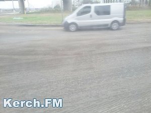 В Керчи в районе АТП сняли дорожное полотно, которое уложили менее года назад