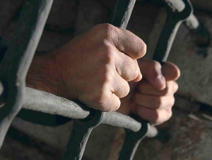 Крымского заключённого наказали штрафом за свастику