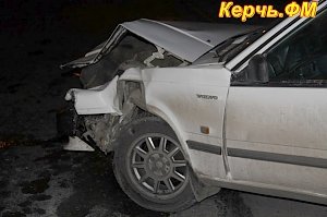 В Керчи столкнулись в лобовую Вольво и Мазда