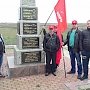 В преддверии Дня комсомола в Феодосии провели субботник по обустройству братской могилы участникам Керченско-Феодосийской десантной операции