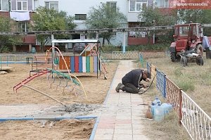 В Аршинцево коммунальщики Керчи приводят дворы в порядок