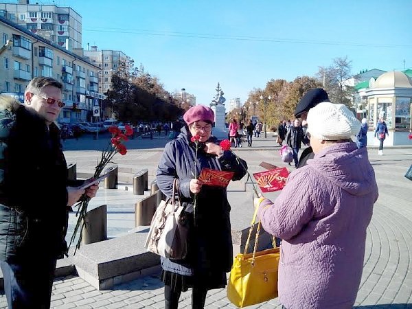 Белгородские коммунисты поздравили горожан красными гвоздиками с Днем рождения комсомола и провели социальный опрос