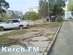Водителей, какие паркуются на газонах, будет наказывать админкомиссия Керчи