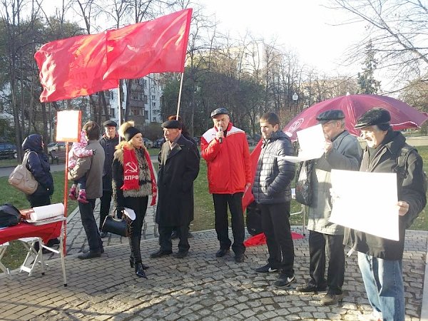 В столичном районе Богородское прошёл митинг по проблемам введения оплаты за капитальный ремонт и планируемого расширения зоны платных парковок