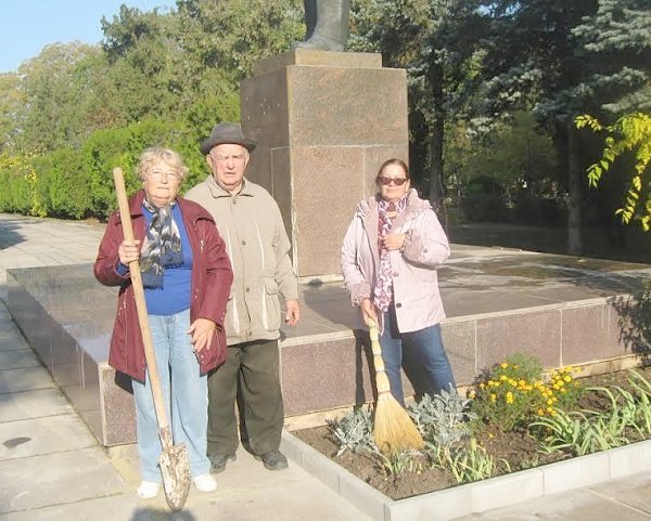 Республика Крым. Коммунисты Евпатории продолжают приводить в порядок памятники советской эпохи