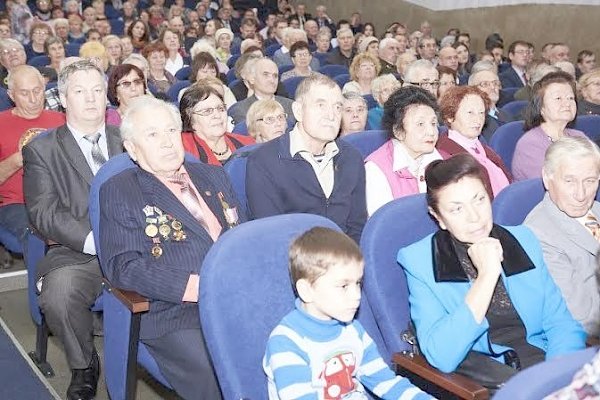 Новосибирск. В ДК «Прогресс» прошло торжественное собрание, посвященное 98-й годовщине Великого Октября