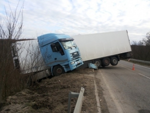 В Крыму на спуске к Алуште перевернулась фура