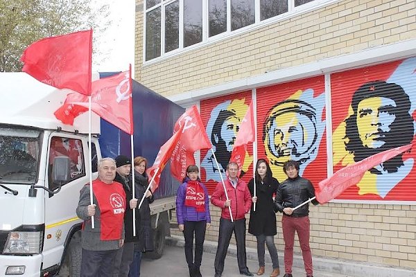 Сталинградские коммунисты отправили гуманитарную помощь для жителей Донбасса