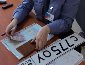 Около 17% автовладельцев в Крыму ещё не получили российские номера
