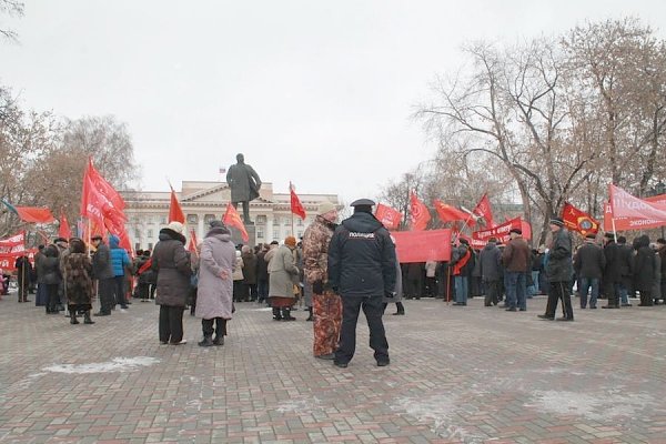 Тюменские коммунисты провели демонстрацию и митинг в честь годовщины Великого Октября