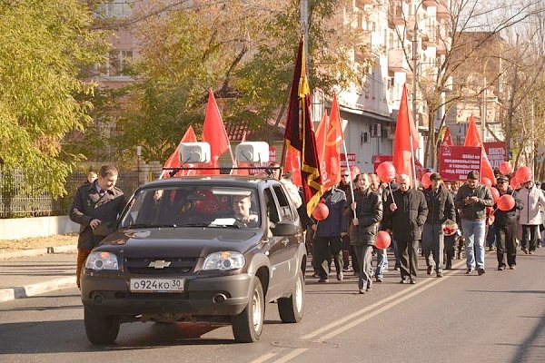 Астраханские коммунисты провели шествие и митинг, посвящённые 98-ой годовщине Великой Октябрьской социалистической революции