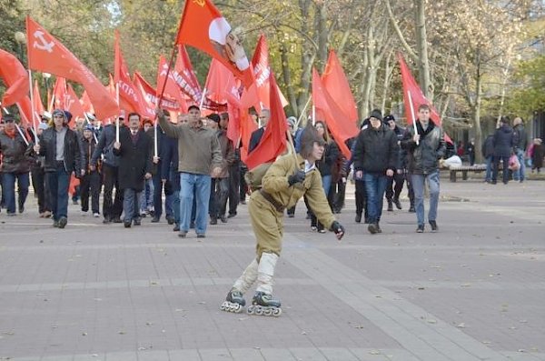 В Ростовской области состоялись митинги и демонстрации в честь 98-й годовщины Великой Октябрьской Социалистической революции