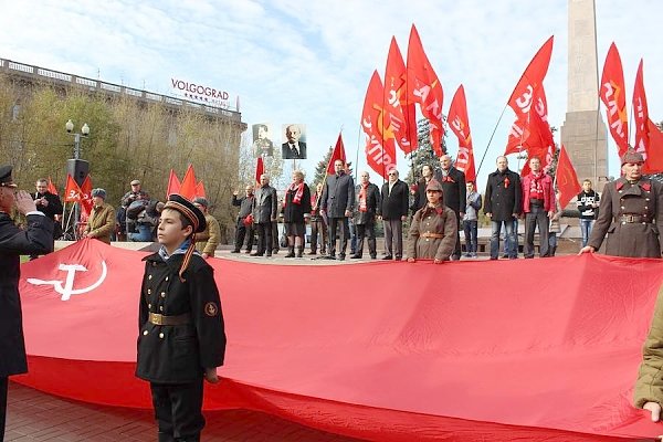 Праздник Великого Октября сталинградские коммунисты отметили шествием по центральным улицам Волгограда