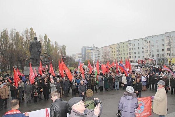 Калининградские коммунисты провели демонстрацию и митинг, посвященные 98-ой годовщине Октябрьской революции