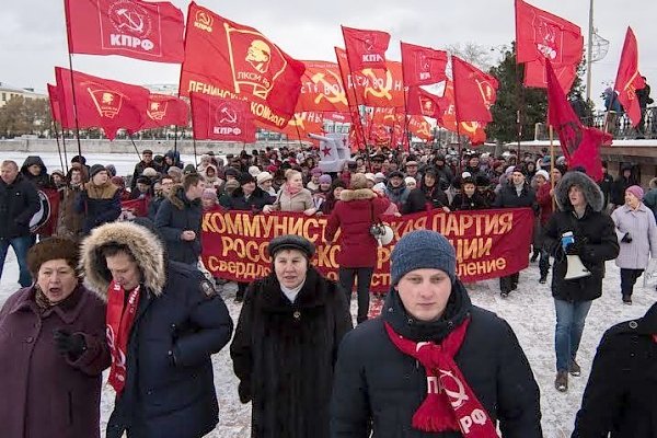 В годовщину Великой Октябрьской революции свердловские коммунисты провели массовый марш протеста!
