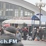 В Керчи, несмотря на запрет властей, на мосту возле рынка продолжают торговать
