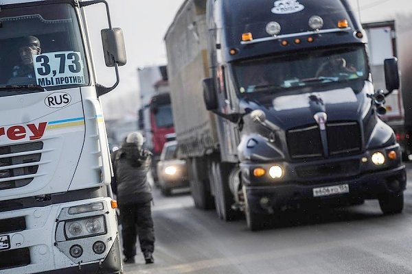 Дальнобойщики оккупировали обочину