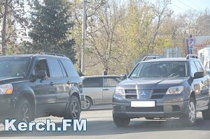 В Керчи на Свердлова столкнулись автомобили «Lada» и «Mitsubishi»
