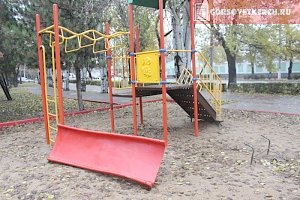 В Керчи в парке Шевченко вандалы сломали детскую горку