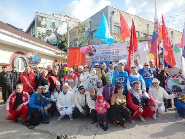 Севастопольские коммунисты провели фестиваль зимнего плавания, посвящённый 98-й годовщине Великой Октябрьской социалистической революции