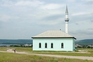 В Крыму неизвестные забросали мечеть камнями