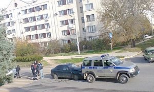 В Севастополе водитель на легковушке протаранил полицейский УАЗ