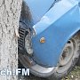 В Керчи автомобиль «ВАЗ 2101» въехал в дерево