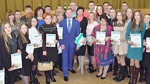 Сергей Аксёнов наградил лучших волонтёров Крыма.