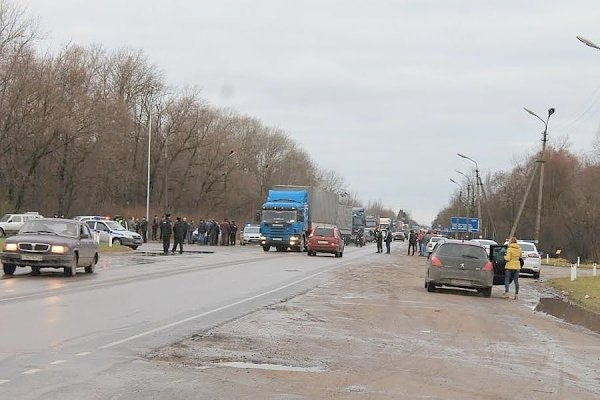 Полицейские в Пскове второй раз срывают акцию протеста дальнобойщиков, поддержанную КПРФ