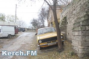 Керчанин, не смотря на штраф и администрацию, продолжает торговать машинами во дворе