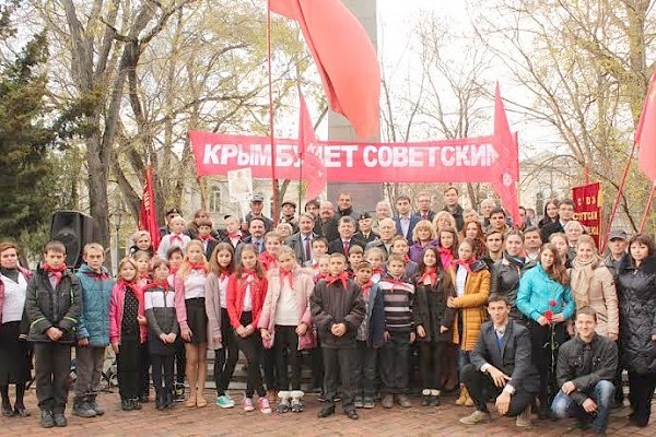 В Симферополе состоялся митинг-концерт в честь 95-й годовщины установления Советской власти в Крыму