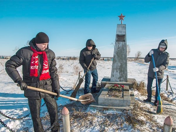 Омские комсомольцы побывали на месте братского захоронения времён Гражданской войны