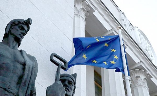 Украина против Европы. По мнению евродепутатов-коммунистов, Киев, преследуя инакомыслящих европейских политиков, все больше отдаляется от ЕС