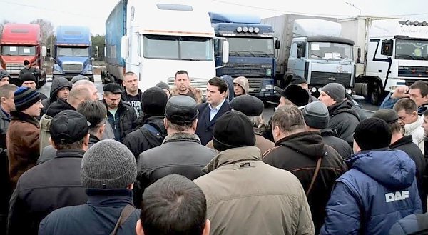 Депутат Госдумы Олег Лебедев поддержал дальнобойщиков, бастующих в Тульской области